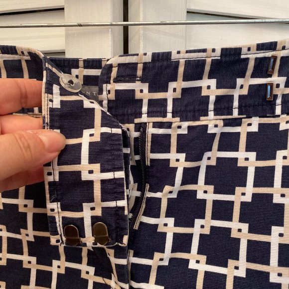 Ann Taylor women shorts in blue geometric design, - Picture 3 of 8